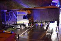 Kamion skoro vejpůl: Nehoda v noci úplně uzavřela Pražský okruh
