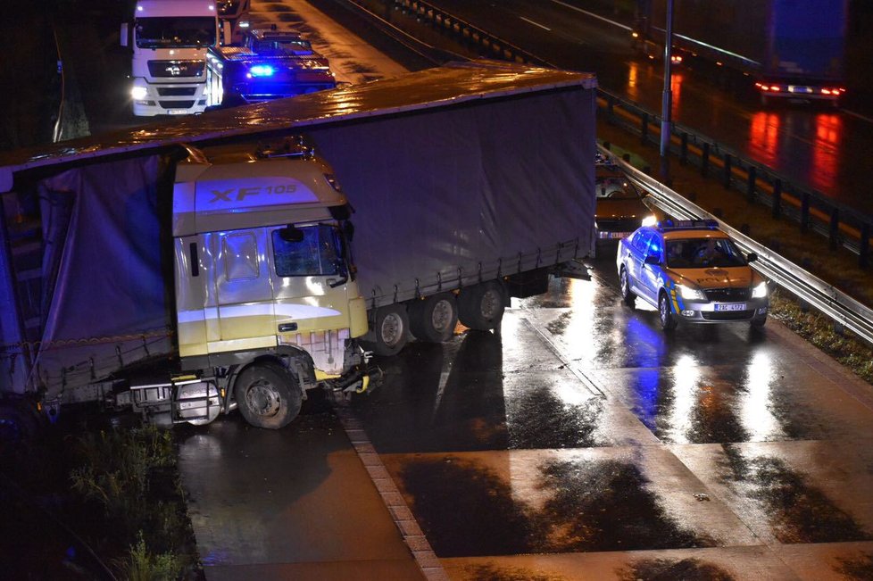 Na 18. kilometru havaroval kamion ve směru na letiště. Tento směr je úplně uzavřen.