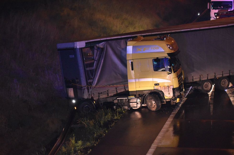 Na 18. kilometru havaroval kamion ve směru na letiště. Tento směr je úplně uzavřen.