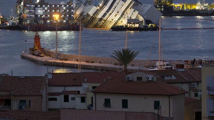 Havarovaná loď Costa Concordia v průběhu akce.