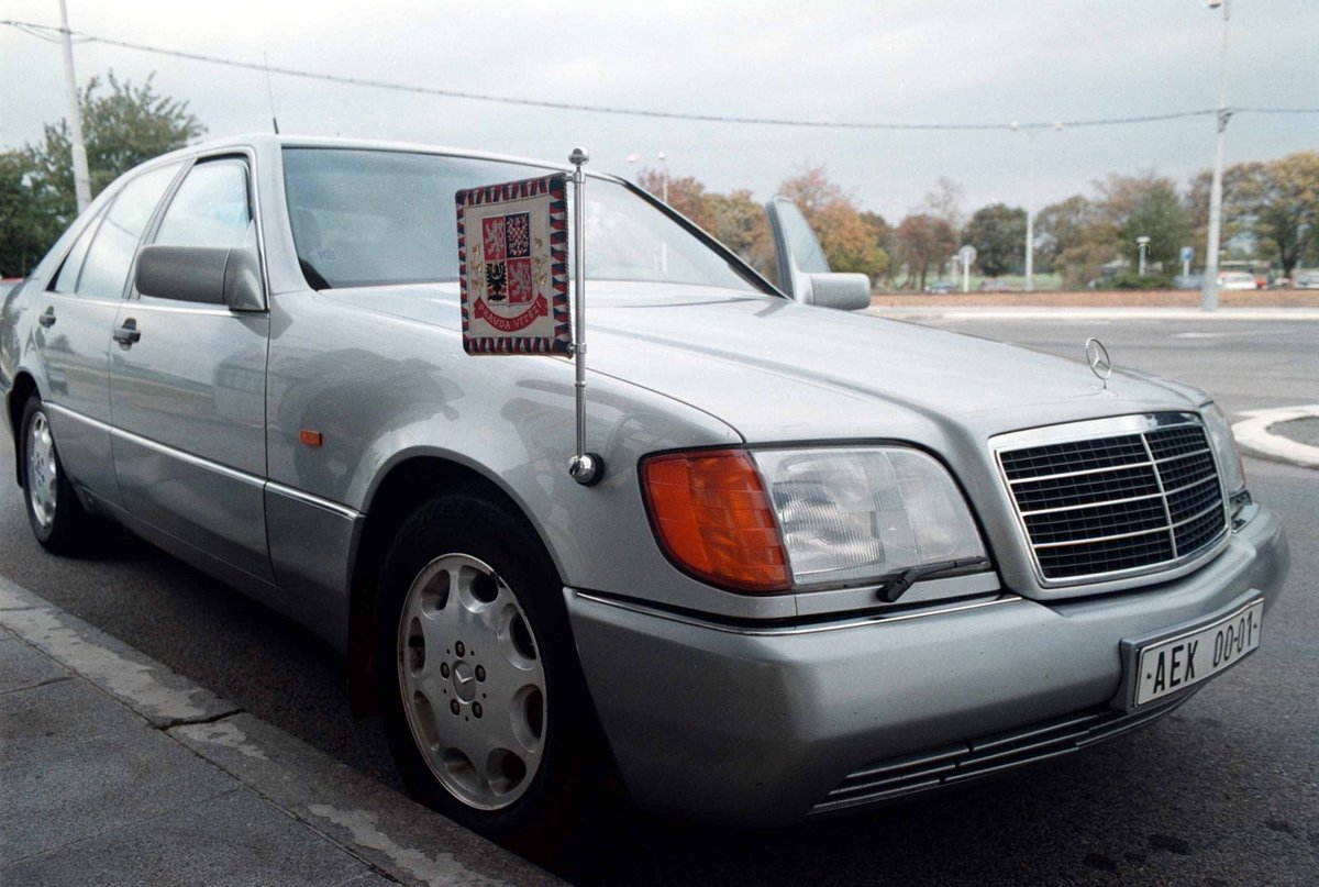 90. léta Prezidentská kancelář pořídila hned roku 1990 poněkud důstojnější BMW 735i.