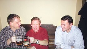 2003 Když Havlovi končilo funkční období, setkali se s ním všichni jeho někdejší bodyguardi u piva. Tomáš Kyncl fotku schovává jako vzácnost.