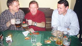 2003 Když Havlovi končilo funkční období, setkali se s ním všichni jeho někdejší bodyguardi u piva. Tomáš Kyncl fotku schovává jako vzácnost.
