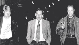 1992 Ochránce Tomáš Kyncl doprovází Václava Havla při procházce po Rašínově nábřeží v Praze