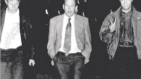1992 Ochránce Tomáš Kyncl doprovází Václava Havla při procházce po Rašínově nábřeží v Praze