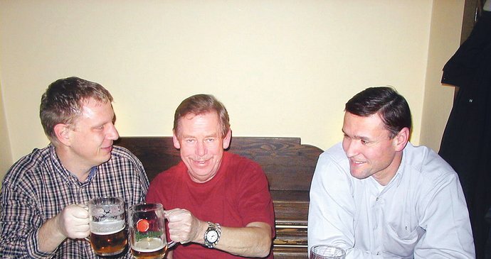2003 Když Havlovi končilo funkční období, setkali se s ním všichni jeho někdejší bodyguardi u piva. Tomáš Kyncl fotku schovává jako vzácnost.