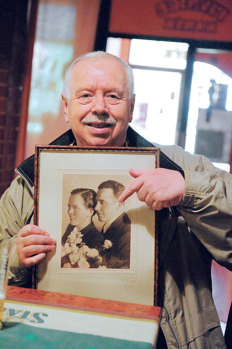 Jaromír Havel ukazuje fotografi i Josefa Havla, který je podle něj i otcem Václava Havla