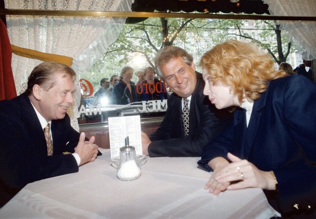 Prezident Václav Havel se v hotelu Evropa sešel s předsedou a první místopředsedkyní ČSSD Milošem Zemanem a Petrou Buzkovou. Květen 1996