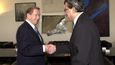 Havel byl znám i jako bojovník za lidská práva (na snímu s prezidentem Světové romské unie Emilem Ščukou