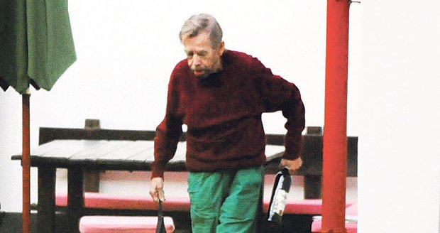 Navzdory chatrnému zdraví byl Václav Havel včera na Hrádečku bez paní Dagmar a přijímal první dary k 75. narozeninám