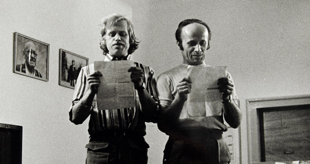 70. léta, recese u Kohoutů - Zde čte Václav Havel společně s Františkem Brožem oslavný dopis na Pavla Kohouta k jeho narozeninám