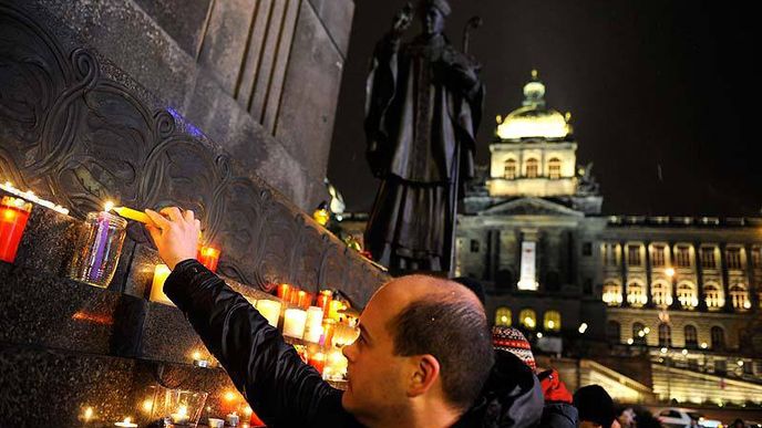 Lidé v ulicích uctili památku Václava Havla