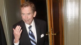 Václav Havel zdravil vladařským gestem