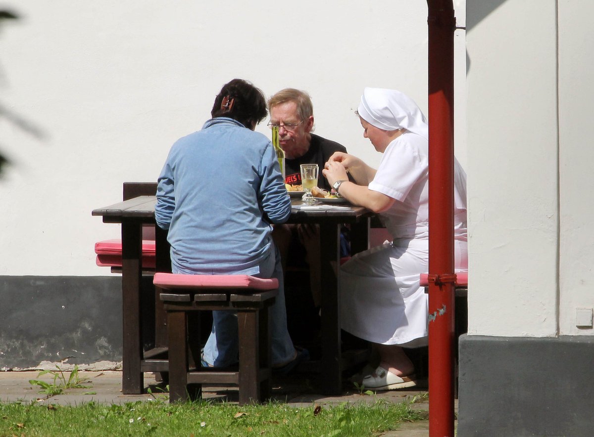 Václav Havel se na Hrádečku má dobře, přeje mu konečně i počasí.