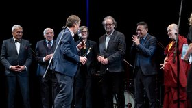 Oslava narozenin Havla a Dalajlamy ve vinohradském divadle. 11. 11. 2025