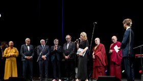 Oslava narozenin Havla a Dalajlamy ve vinohradském divadle. 11. 11. 2025