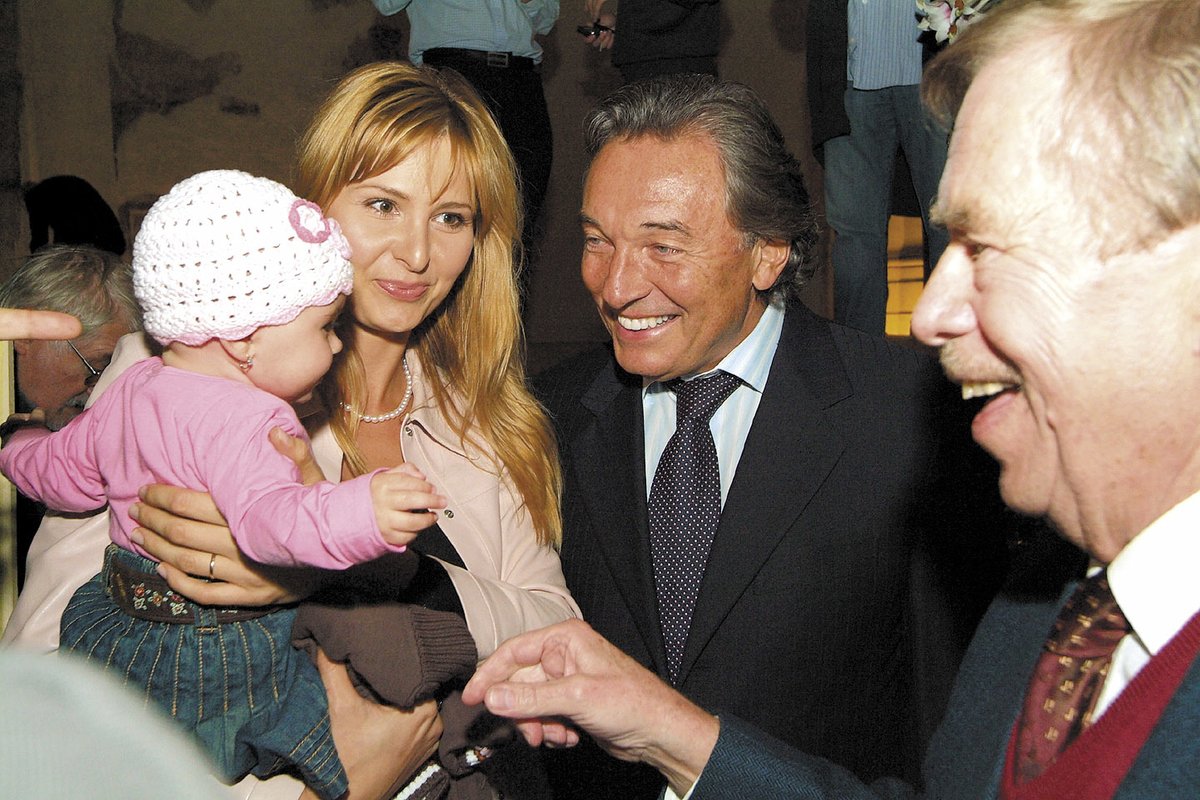 2006 Karel s Ivanou a jejich Charlottkou gratulují panu prezidentovi k 70. narozeninám.