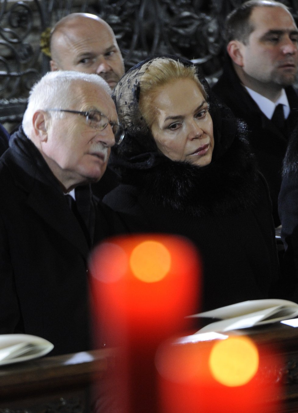 Prezident Václav Klaus šeptá při obřadu Dagmar Havlové