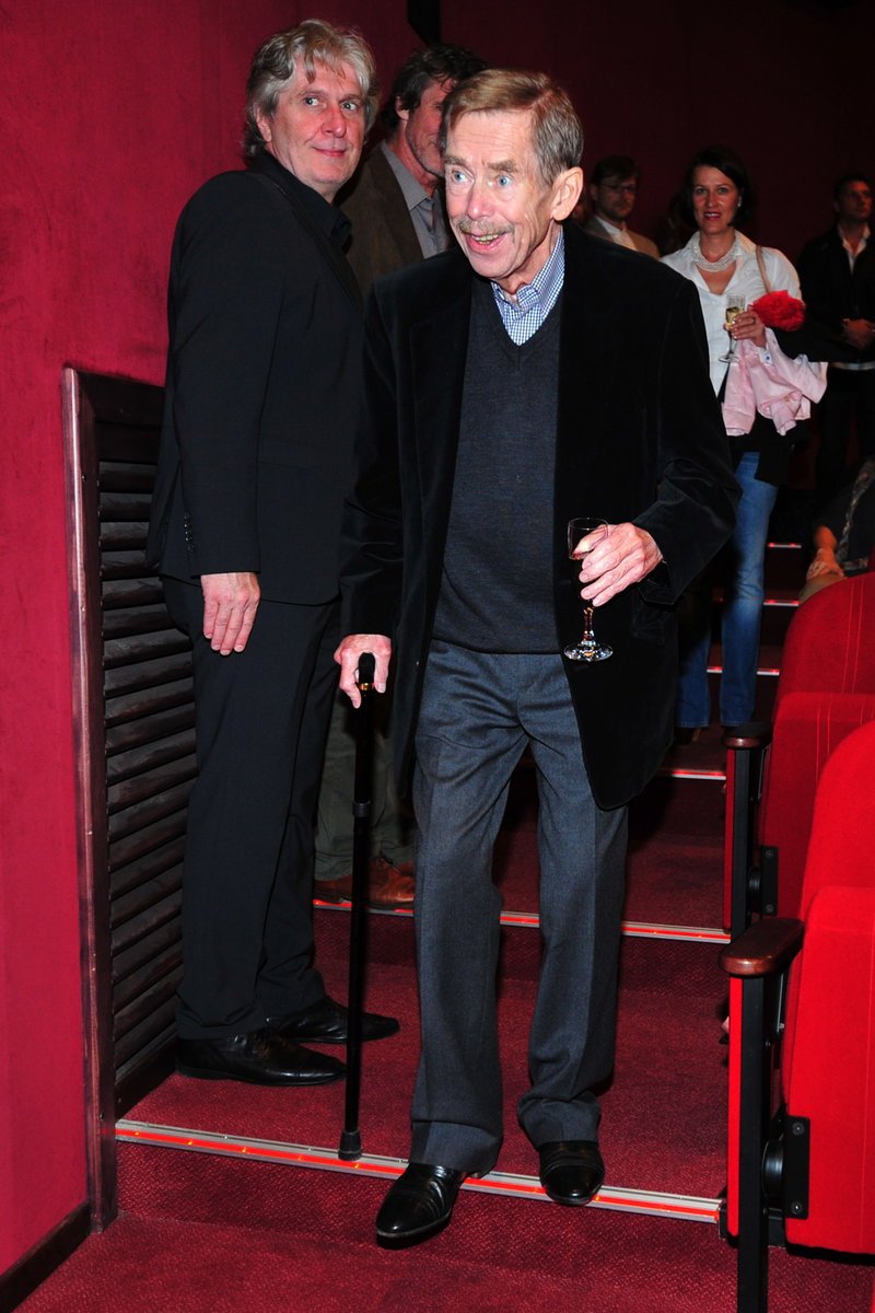Václav Havel přichází na premiéru Muže s dýmkou.