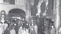 Fronta před pokladnou Bia Lucerna v roce 1942. Promítal se film Muži nestárnou s Janem Pivcem a Zitou Kabátovou.