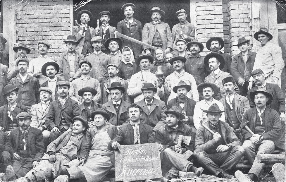 Skupinová fotografie dělníků, kteří začali v roce 1907 stavět první část obchodního domu Lucerna směrem do Vodičkovy ulice.