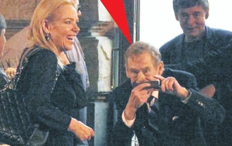 Při odchodu Havel žertoval s fotografy, kdo stihne rychleji stisknout spoušť fotoaparátu.  Místo foťáku však použil držadlo své hole