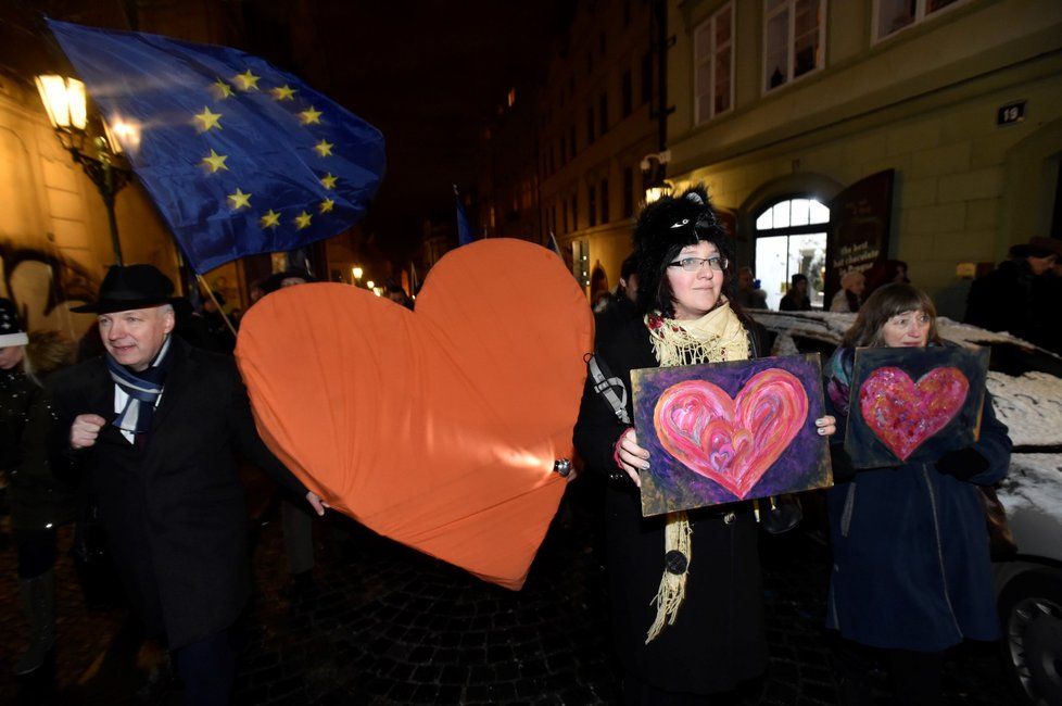 Příznivci Václava Havla vyrazili na Hrad s obřím srdcem.