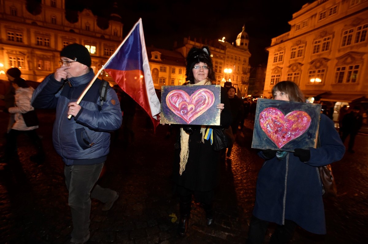 Příznivci Václava Havla vyrazili na Hrad s obřím srdcem