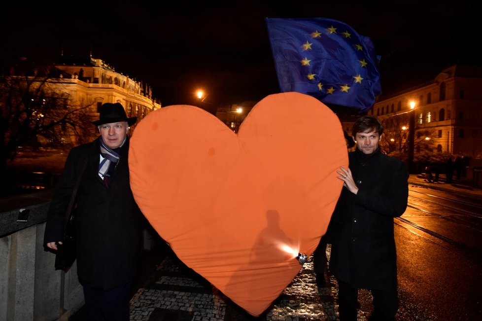 Příznivci Václava Havla vyrazili na Hrad s obřím srdcem.