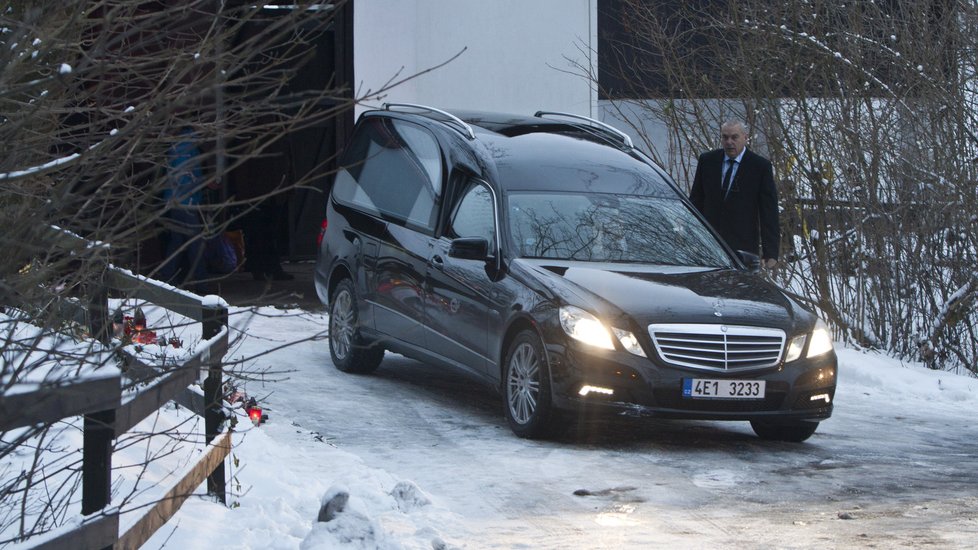 Do auta pohřební služby byla naložena rakev s ostatky Václava Havla
