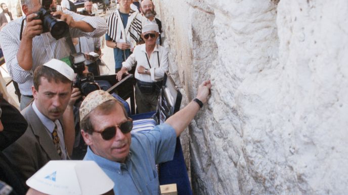 Václav Havel u Zdi nářků s jarmulkou, na snímku z roku 1997 při návštěvě Izraele.