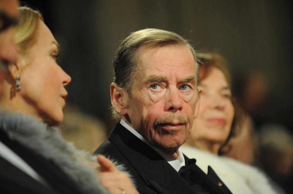 Václav Havel s manželkou Dagmar během předávání vyznamenání 28. října 2011