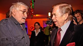 Havel, Klaus i Zeman ocenili estébáky. Kdo udělal s metály větší „botu“?