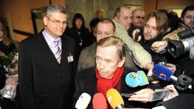 Havel před novináři poděkoval lékařům i andělovi strážnému
