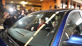 V bezpečí limuzíny vyrazil Vaclav Havel domů
