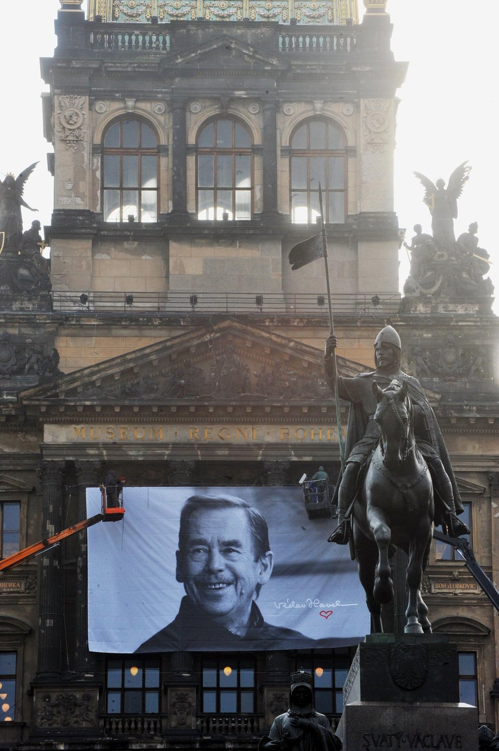 Na Národním muzeu byl portrét Havla vyvěšen i v den pohřbu prvního českého prezidenta