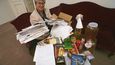 Ředitelka spisového odboru Pražského hradu Jindřiška Dušková s dopisy a dárky, které zasílají občané s přáním brzkého uzdravení, během jeho hospitalizace na 3.chirurgická klinika Všeobecné fakultní nemocnice v Praze na Vinohradech v prosinci 1996.