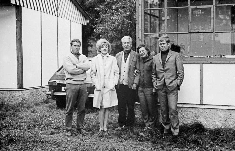 Rodinné foto – zleva bratr Ivan, Olga, tatínek, maminka a Václav Havlovi