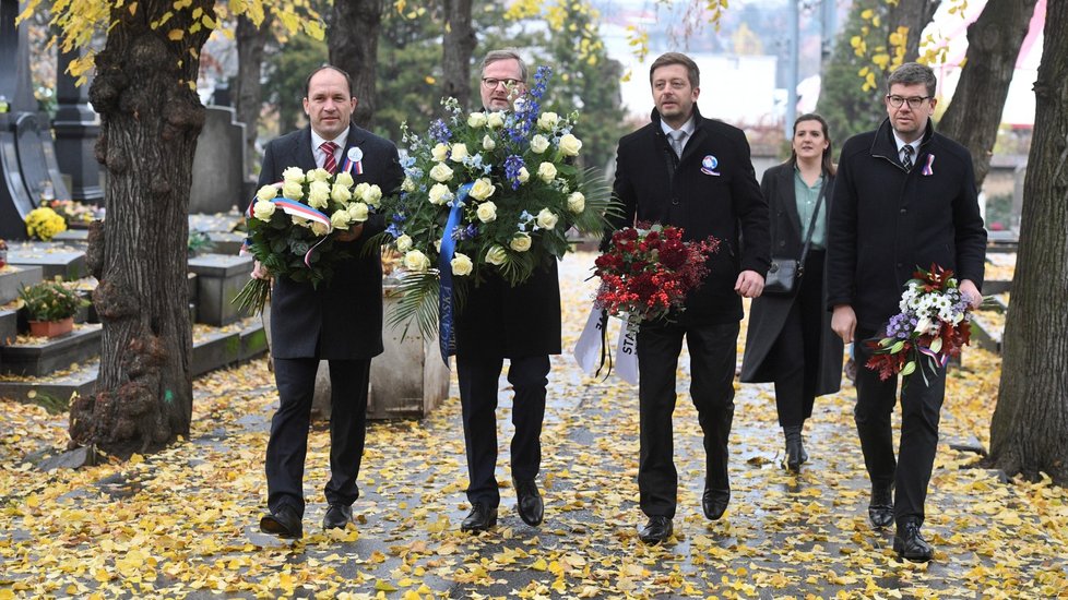 Předsedové TOP 09, ODS, KDU-ČSL a Starostů a nezávislých uctili 17. listopadu 2019 u hrobu bývalého prezidenta Václava Havla na pražských Vinohradech jeho památku.