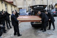 Komplikace při převozu Havlových ostatků: Jedna z limuzín měla nehodu