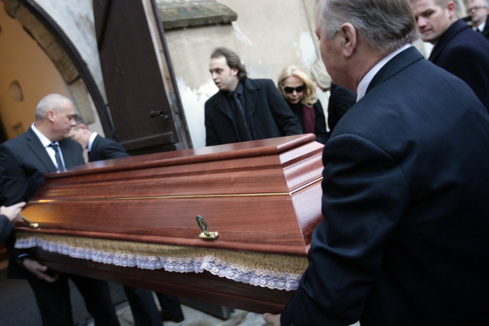 Rakev s ostatky exprezidenta Havla odnášejí do kostela