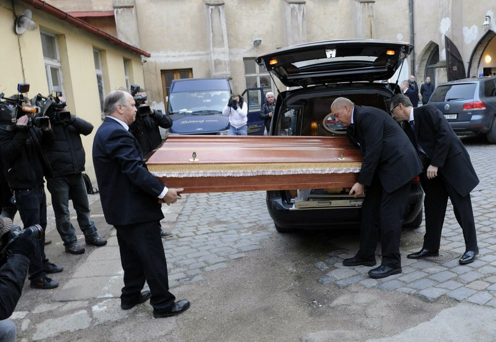 Rakev s ostatky Václava Havla doputovala do pražského kostela přímo z Hrádečku