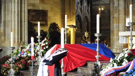 Rakev s ostatky Václava Havla zakrytá státní vlajkou České republiky