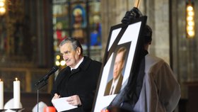 Projev nad rakví s ostatky Václava Havla pronesl také ministry zahraničí Karel Schwarzenberg