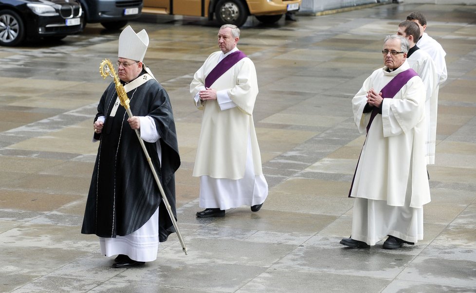 Arcibiskup Duka přivádí svůj sbor do Chrámu sv. Víta