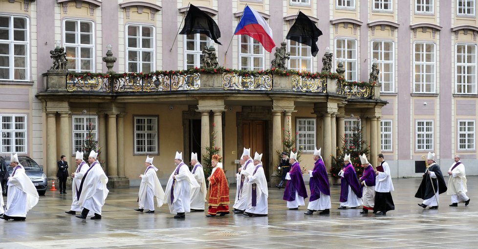 Církvení hodnostáři přichází k Chrámu sv. Víta