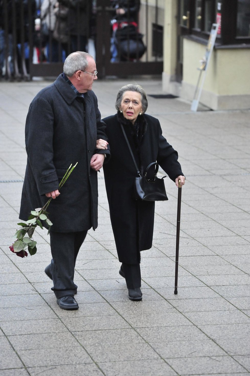 Jiřinu Jiráskovou museli podpírat