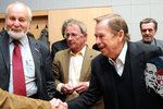 Václav Havel se zdraví se spisovatelem Adamem Michnikem. Přihlíží i Martin Bútora (zcela vpravo).
