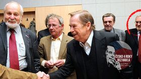 Václav Havel se zdraví se spisovatelem Adamem Michnikem. Přihlíží i Martin Bútora (zcela vpravo).