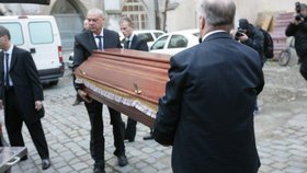 Členové pohřebního ústavu přenáší rakev do kostelu Pražská křižovatka